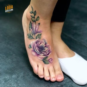 tatuaje_pie_flores_Nastia_Milk_Logia_Barcelona  